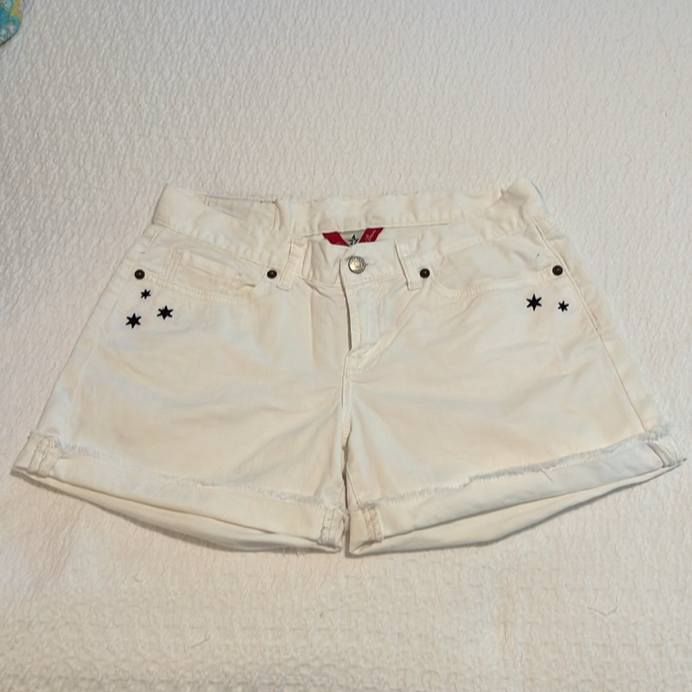Lucky Brand white denim shorts with embroidered star detail.  Great condition⭐️